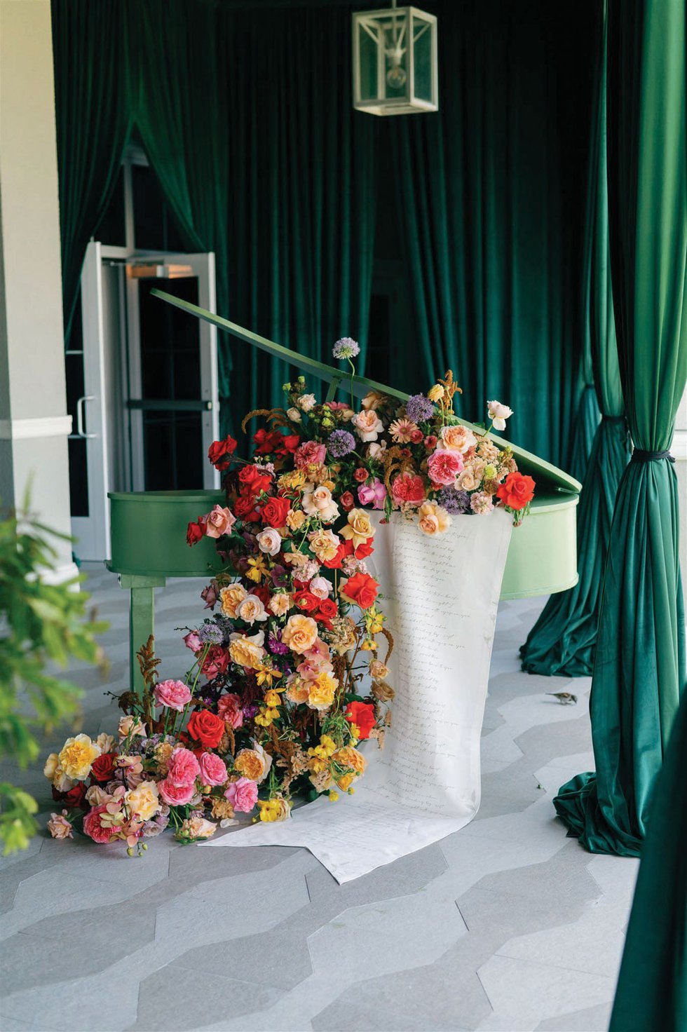 Jet Set Wed decorated piano table